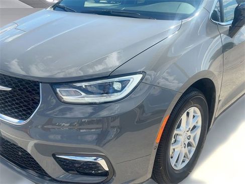 New 2025 Chrysler Pacifica Select image 10