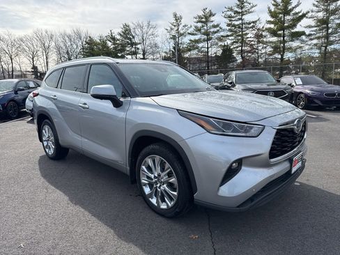 Used 2023 Toyota Highlander Limited image 3
