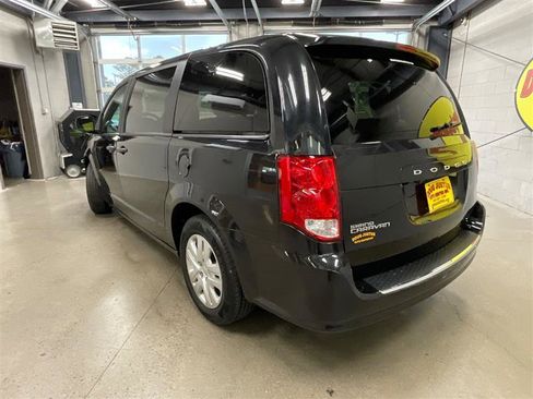 Used 2020 Dodge Grand Caravan SE image 3