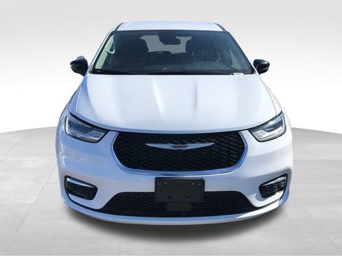 Used 2024 Chrysler Pacifica Touring-L image 2