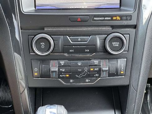 Certified 2018 Ford Explorer XLT w/ Equipment Group 201A AWD/4WD image 19