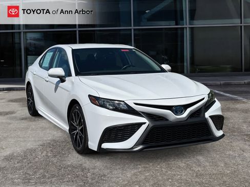 Used 2024 Toyota Camry SE FWD image 1