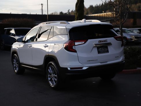 Used 2024 GMC Terrain SLT image 4
