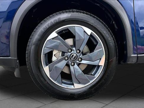 Certified 2025 Nissan Rogue SV FWD image 11