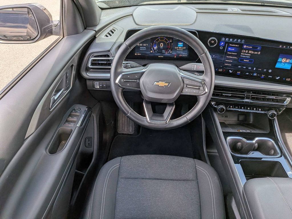 Used 2026 Chevrolet Traverse LT FWD image 14