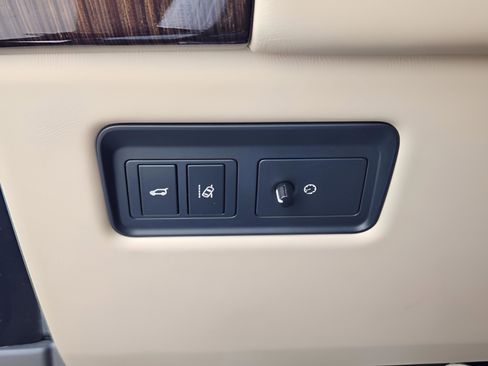 Used 2017 Land Rover Range Rover Sport HSE image 16