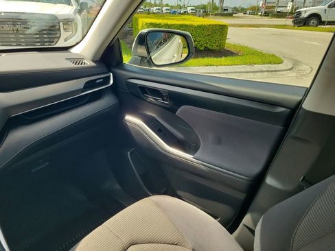 Used 2021 Toyota Highlander LE FWD image 18