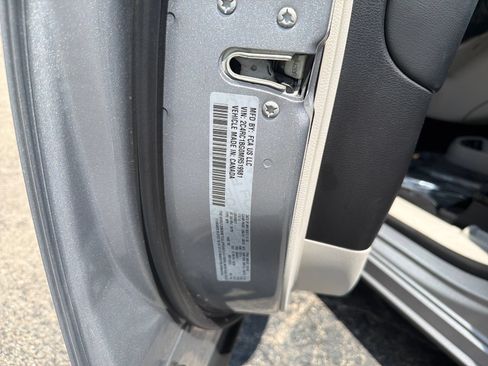 Used 2021 Chrysler Pacifica Touring-L FWD image 31