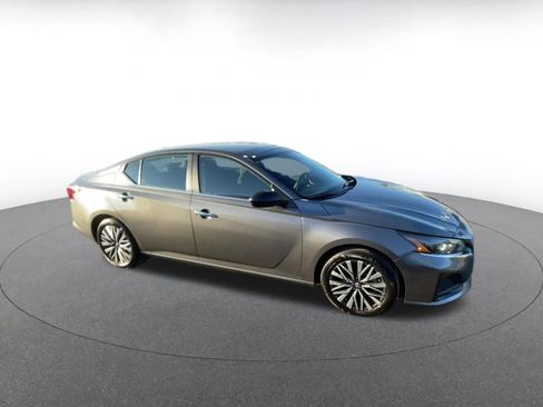 Used 2025 Nissan Altima 2.5 SV image 2