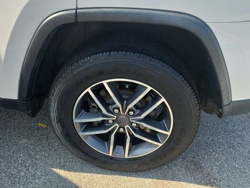 Used 2019 Jeep Grand Cherokee Laredo w/ Laredo X Package AWD/4WD image 33