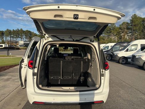 Used 2024 Chrysler Pacifica Touring-L FWD image 14