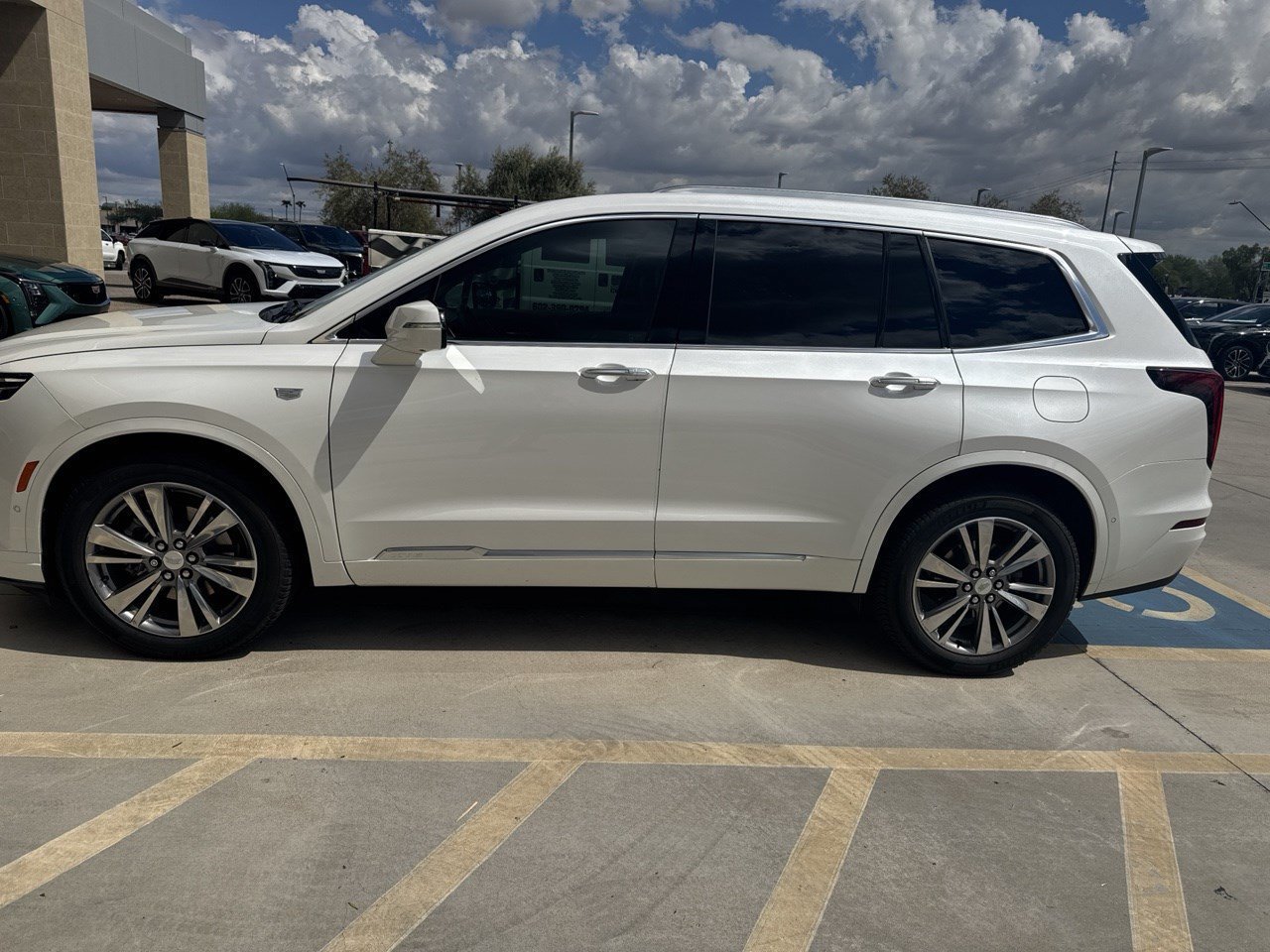 Used 2021 Cadillac XT6 Premium Luxury w/ Platinum Package AWD/4WD image 3