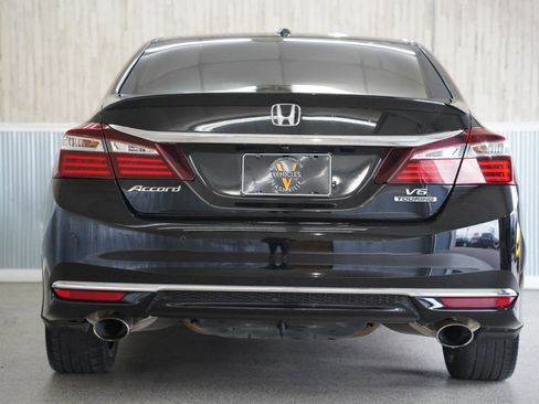 Used 2017 Honda Accord Touring image 8