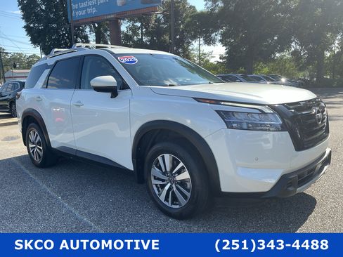 Used 2023 Nissan Pathfinder SL w/ Black Appearance Package FWD image 9