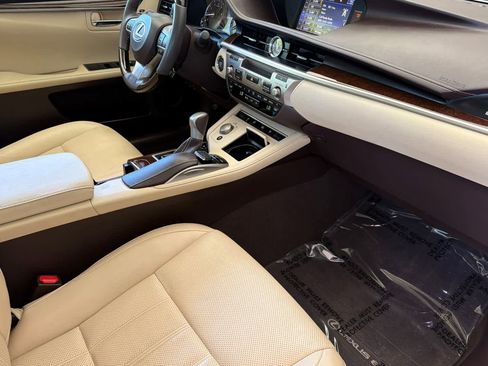 Used 2016 Lexus ES 350 w/ Luxury Package w/Wood Trim FWD image 16