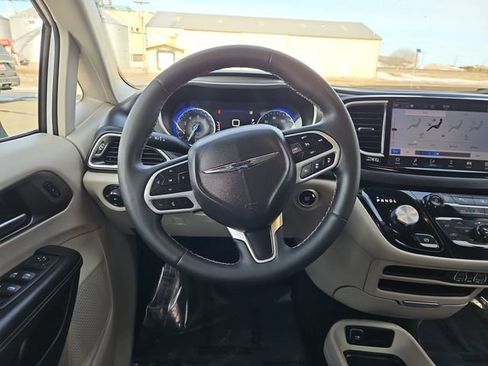 Used 2023 Chrysler Pacifica Touring-L image 28