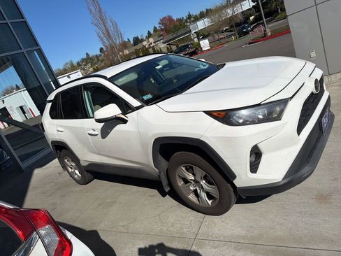Used 2021 Toyota RAV4 XLE image 1