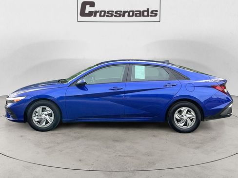 Used 2025 Hyundai Elantra SE FWD image 2