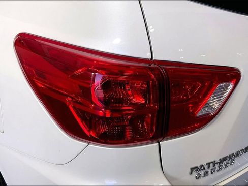 Used 2019 Nissan Pathfinder Platinum image 42