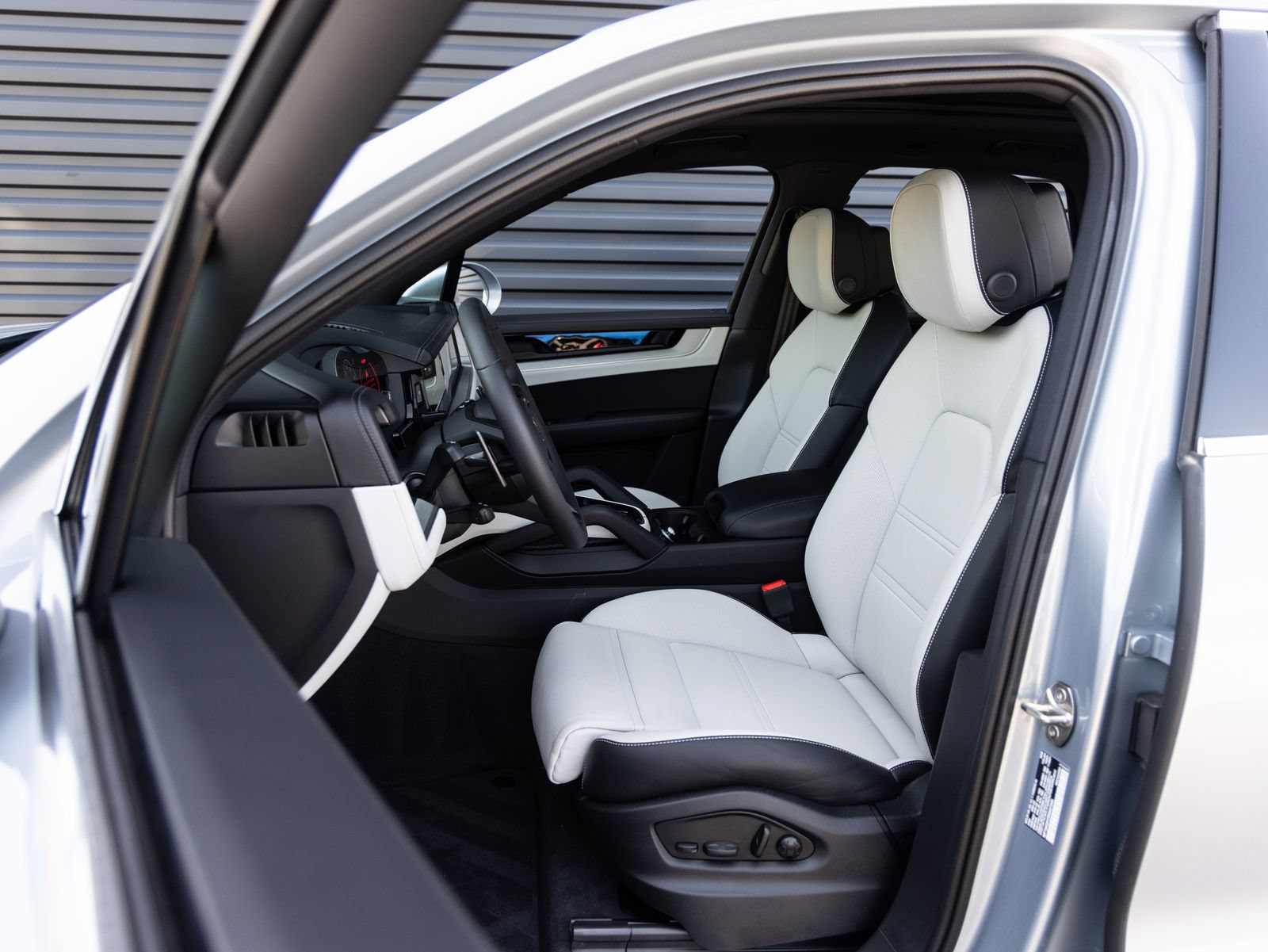 Used 2025 Porsche Cayenne AWD/4WD image 5