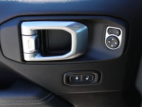 Used 2023 Jeep Wrangler Unlimited Sahara image 11