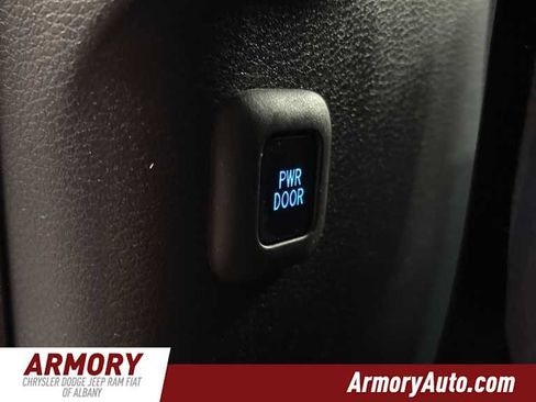 Used 2022 Toyota Sienna XLE Woodland Edition image 28