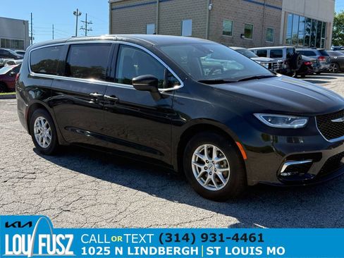 Used 2023 Chrysler Pacifica Touring-L FWD image 1