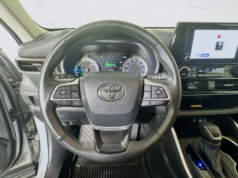 Used 2024 Toyota Highlander XLE FWD image 15