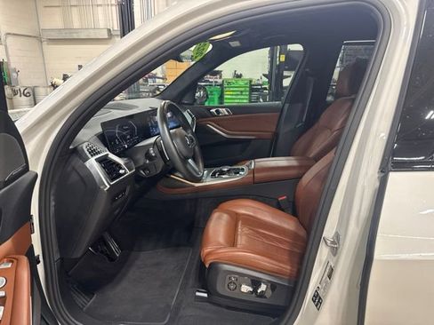 Used 2025 BMW X7 xDrive40i w/ M Sport Package AWD/4WD image 7