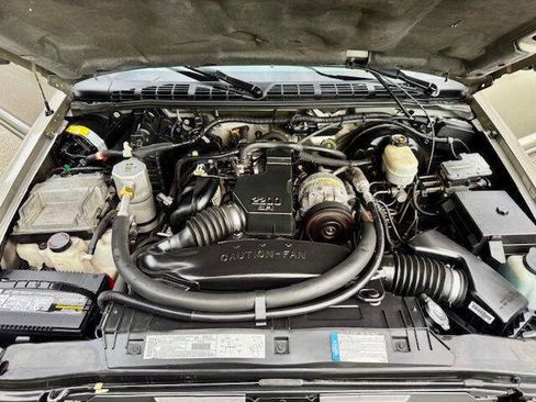 Used 2001 Chevrolet S10 Pickup LS w/ Preferred Equipment Group image 13