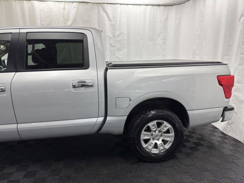 Used 2017 Nissan Titan SV image 5