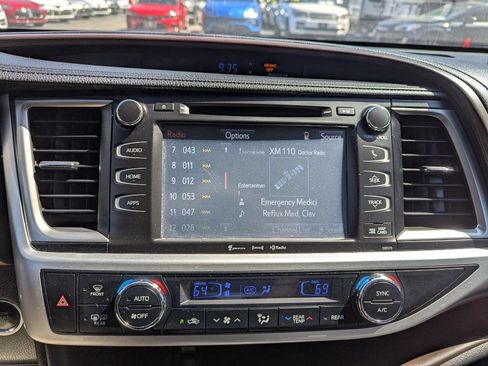 Used 2018 Toyota Highlander XLE AWD/4WD image 22