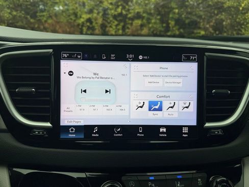 Used 2024 Chrysler Pacifica Touring-L image 35