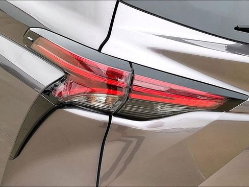 Used 2021 Toyota Sienna Limited FWD image 29