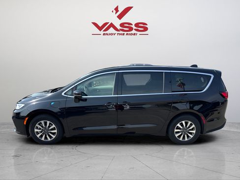 Used 2024 Chrysler Pacifica Limited FWD image 2
