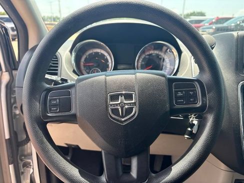 Used 2018 Dodge Grand Caravan SE FWD image 12