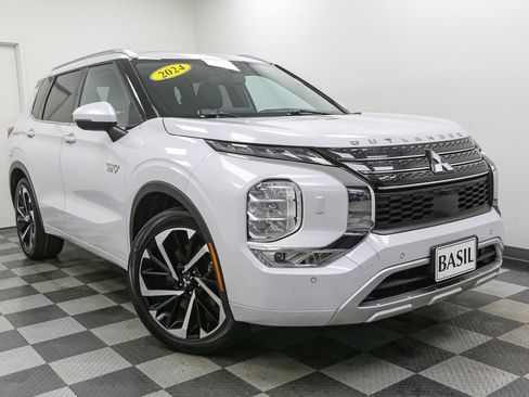 Used 2024 Mitsubishi Outlander 4WD Plug-In Hybrid image 2