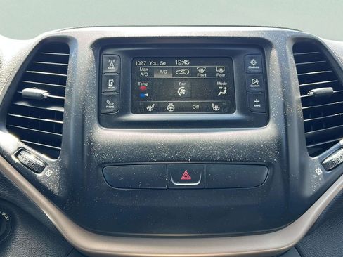 Used 2018 Jeep Cherokee Latitude w/ Altitude Package AWD/4WD image 10