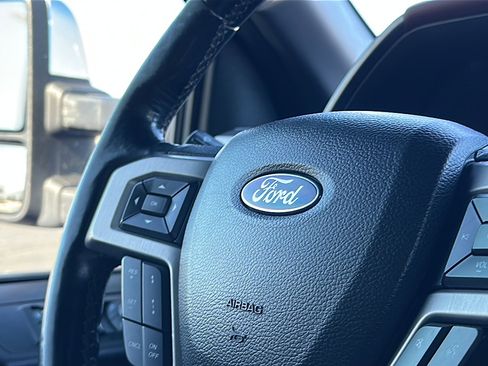 Used 2018 Ford F150 Platinum w/ Equipment Group 701A Luxury image 30