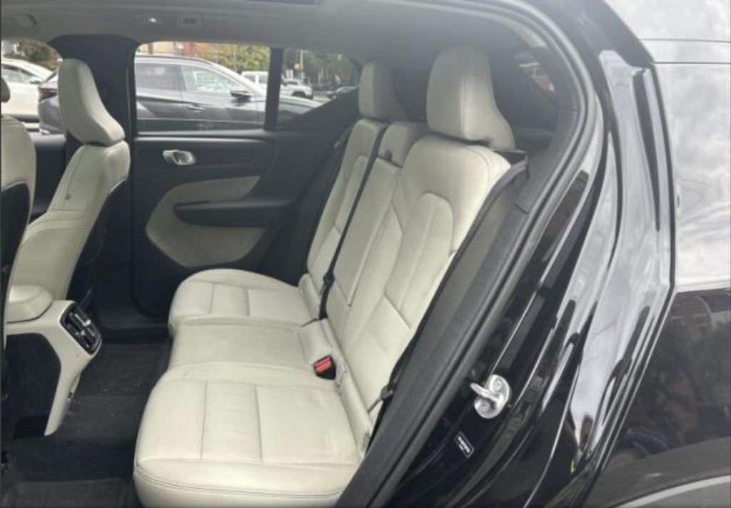 Used 2023 Volvo XC40 B5 Plus w/ Protection Package Premier AWD/4WD image 6