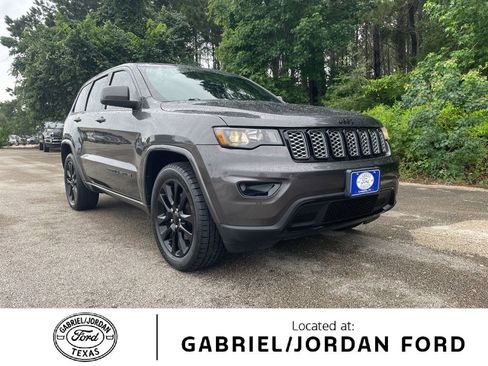 Used 2017 Jeep Grand Cherokee Altitude RWD image 1