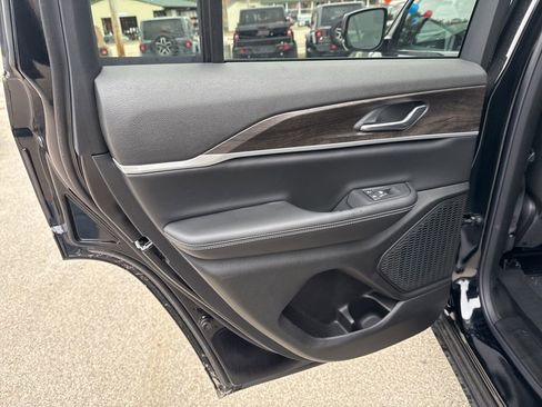 New 2026 Jeep Grand Cherokee Altitude image 25