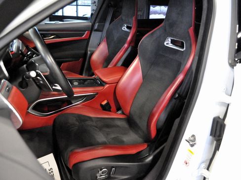 Used 2022 Jaguar F-PACE SVR image 26