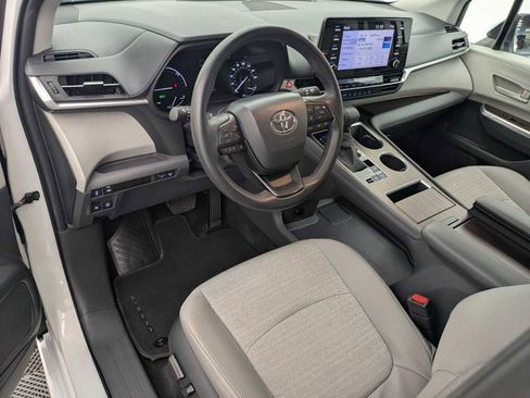 Used 2024 Toyota Sienna LE w/ LE Plus Package image 2