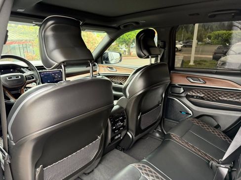 Used 2022 Jeep Grand Cherokee Summit w/ Luxury Tech Group V AWD/4WD image 31