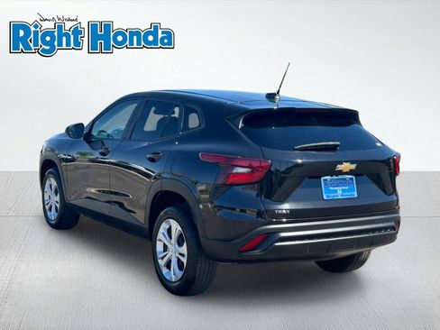 Used 2025 Chevrolet Trax LS FWD image 4
