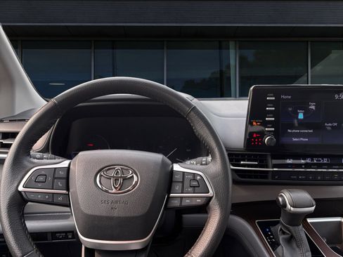 Used 2023 Toyota Sienna XLE FWD image 4