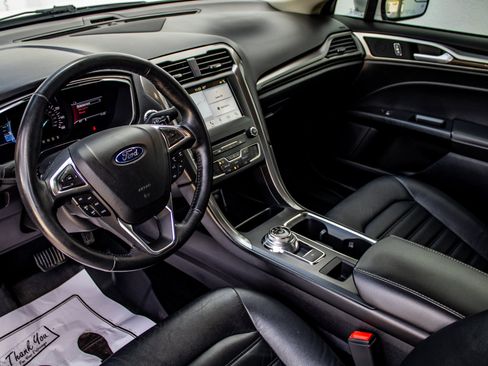 Used 2017 Ford Fusion SE w/ Fusion SE Technology Package AWD/4WD image 16