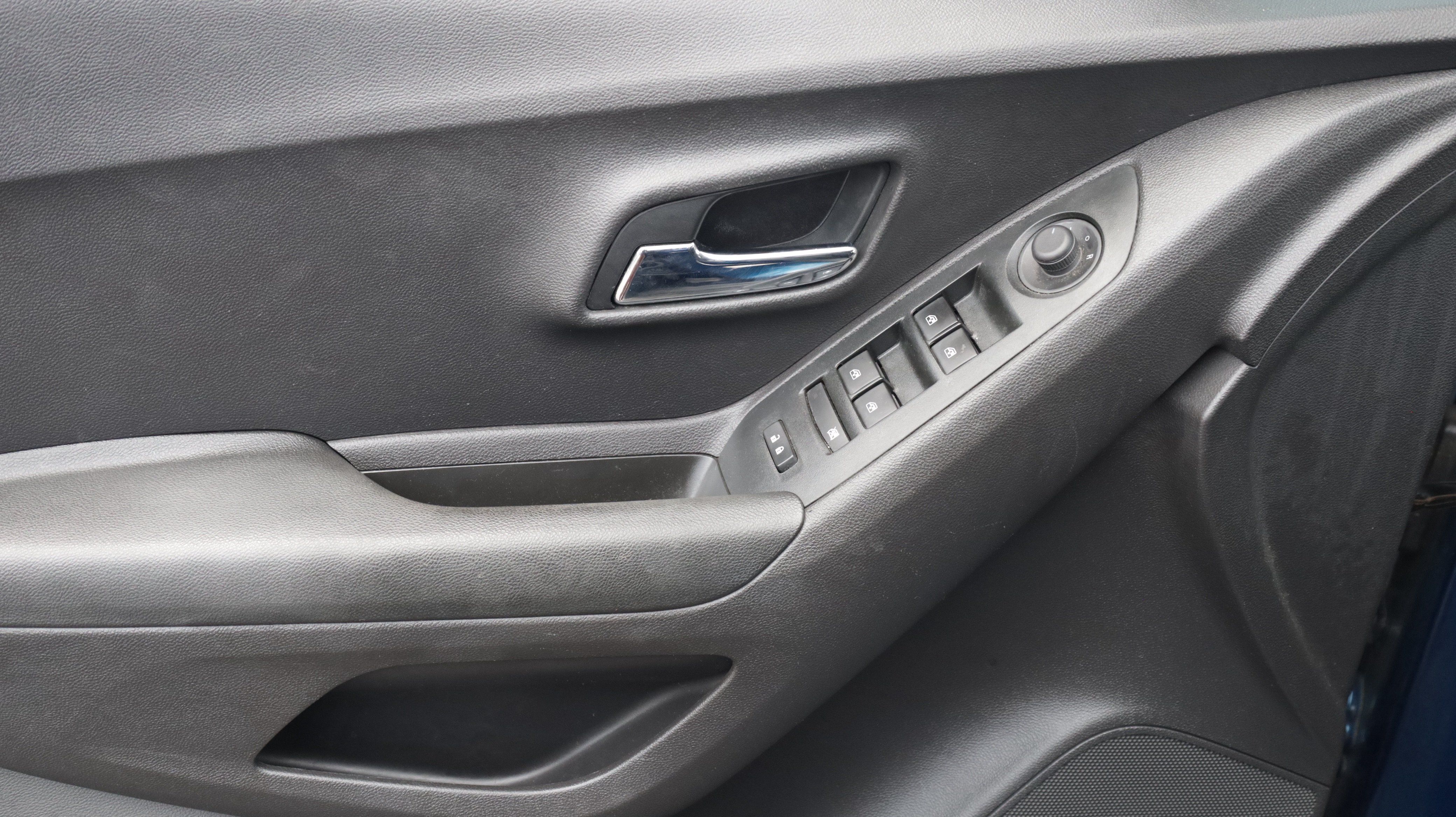 Used 2020 Chevrolet Trax LT w/ LT Convenience Package FWD image 16