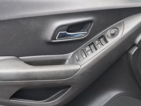 Used 2020 Chevrolet Trax LT w/ LT Convenience Package FWD image 16